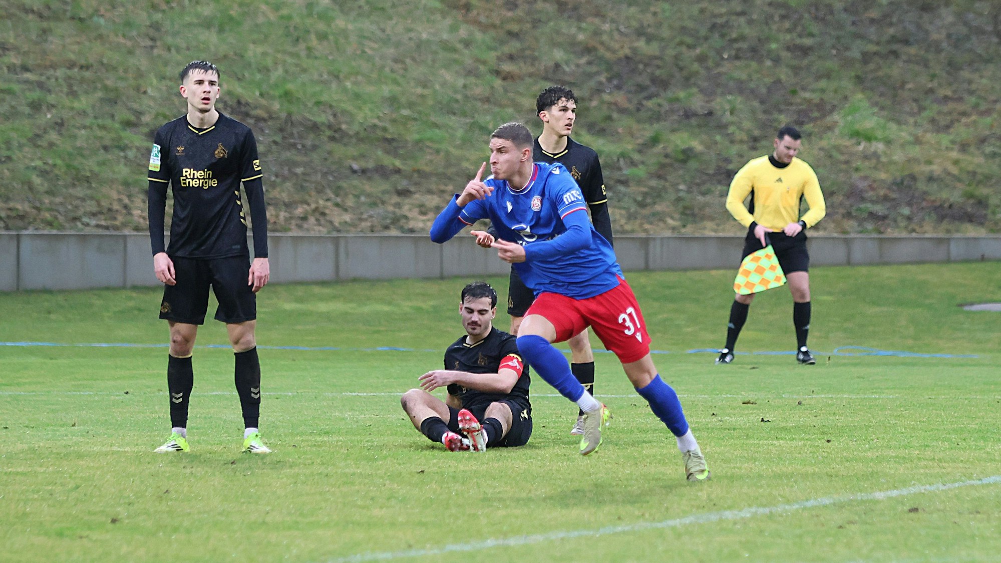 Regionalliga West: Wuppertaler SV - 1.FC Koeln II ** NUR FÜR REDAKTIONELLE ZWECKE ** EDITORIAL USE ONLY **Fussball Regionalliga West 23.Spieltag Samstag 21.02.2026 Stadion am Zoo Wuppertal Wuppertaler SV - 1.FC Koeln U21 Im Bild Amin Bouzraa (Wuppertaler SV) bejubelt sein Siegtreffer zum 1:0, die Koelner am Boden Deutschland Wuppertal Copyright: StefanxRittershaus *** Regionalliga West Wuppertaler SV 1 FC Koeln II FOR EDITORIAL PURPOSES ONLY p Soccer Regionalliga West 23 Matchday Saturday 21 02 2026 Stadion am Zoo Wuppertal Wuppertaler SV 1 FC Koeln U21 In the picture Amin Bouzraa Wuppertaler SV celebrates his winning goal for 1 0, the Koeln team on the ground Germany Wuppertal Copyright StefanxRittershaus Copyright: StefanxRittershaus doc84o9s1v3j1414m81n2298 ,EDITORIAL USE ONLY