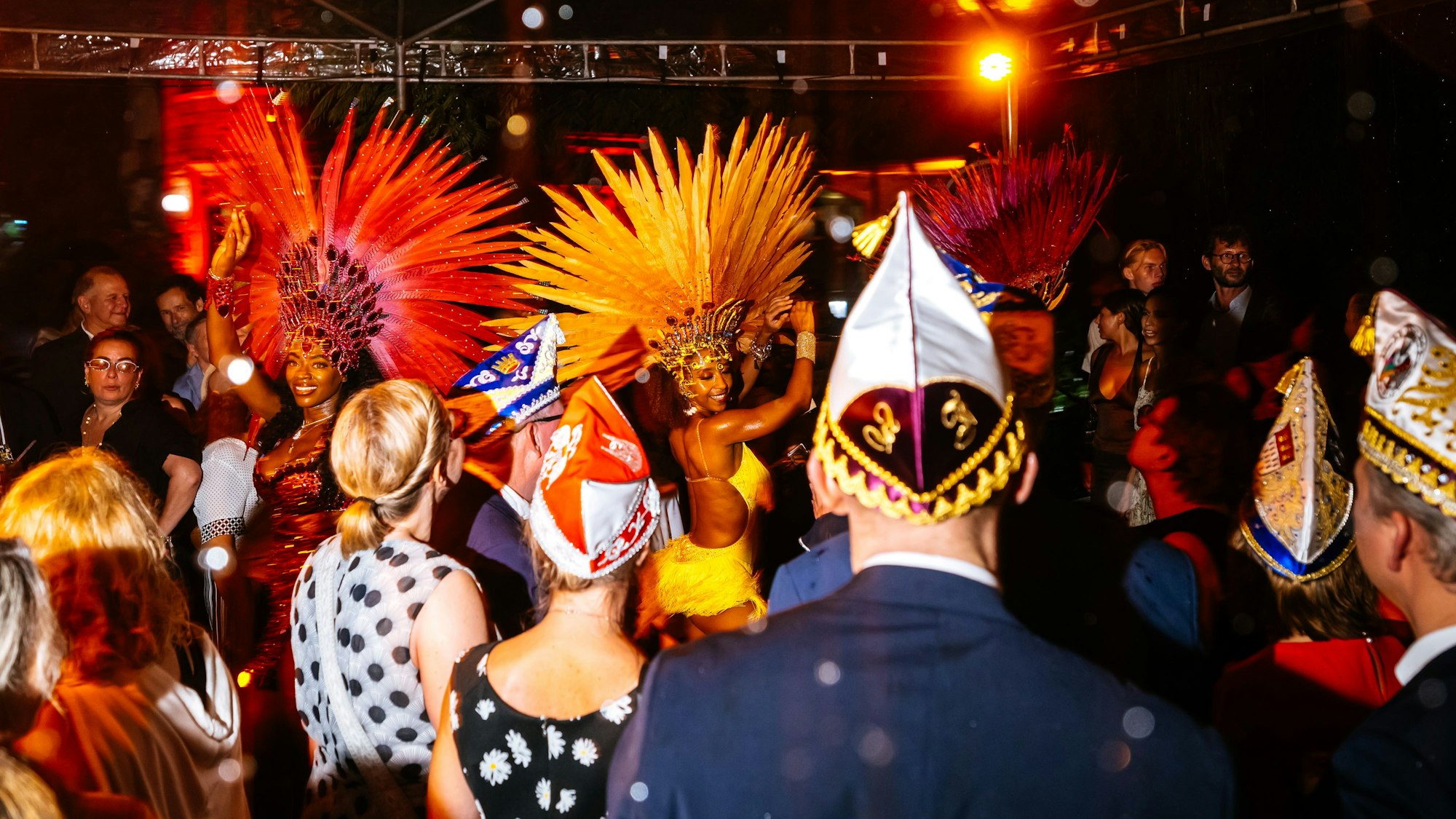 Beim Empfang im Deutschen Generalkonsulat wurde der jecken Delegation eine Samba-Show geboten.