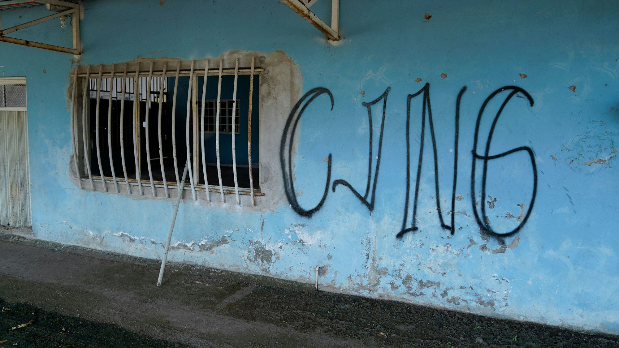 Die Buchstaben „CJNG“ für den offiziellen Namen der Gruppe „Jalisco New Generation Cartel“ bedecken die Fassade eines verlassenen Hauses in El Limoncito im mexikanischen Bundesstaat Michoacan.