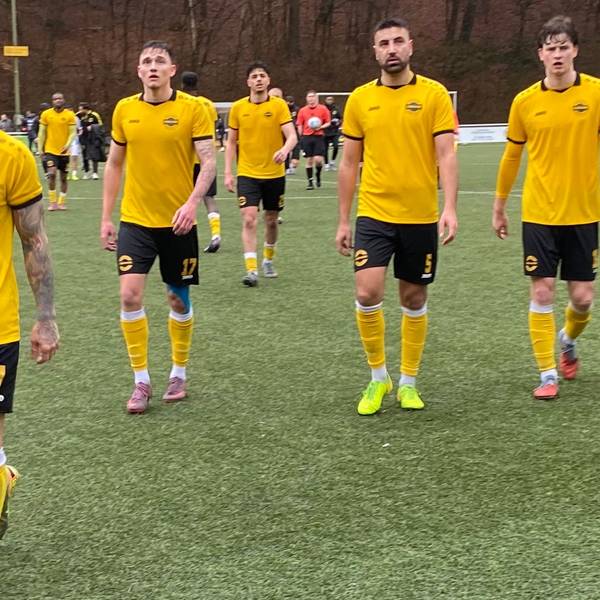 Hohkeppeler Spieler gehen Richtung Kabine.