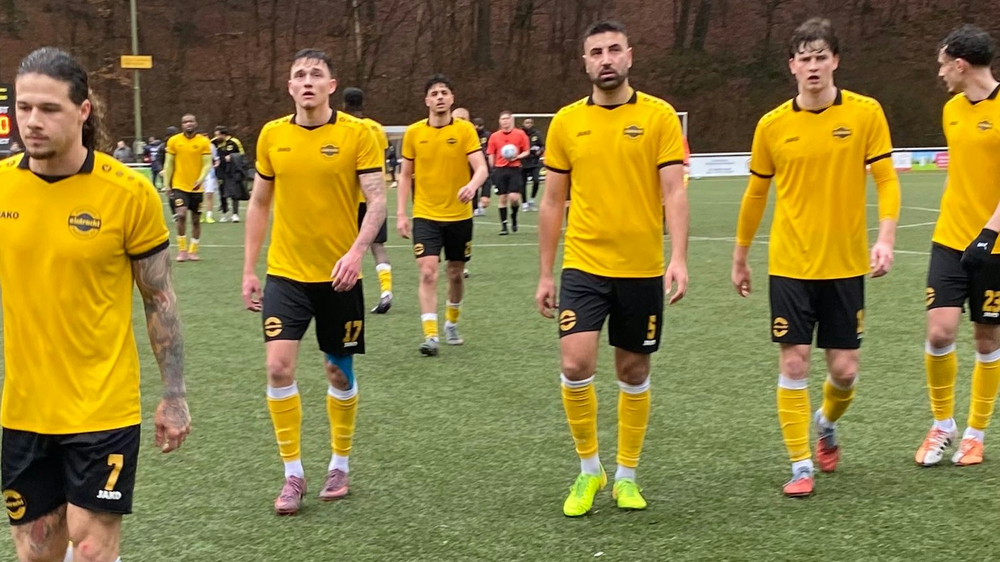 Hohkeppeler Spieler gehen Richtung Kabine.