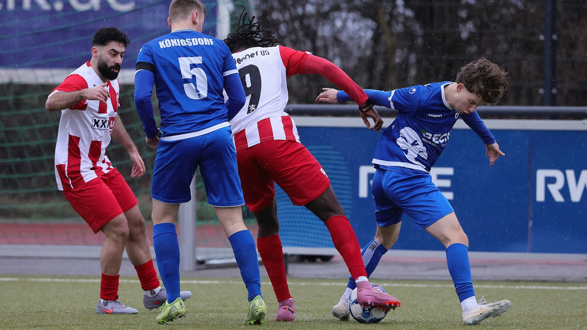 Das Foto zeigt zeigt Leo Kirnich vom TuS BW Königsdorf (r.), der sich aus der U19 in die Mittelrheinliga-Mannschaft gespielt hat.