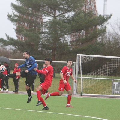 Hoch das Bein: Göktan Maru und der FC Hertha Rheidt behalten im Stadtduell mit dem 1. FC Niederkassel die Oberhand.