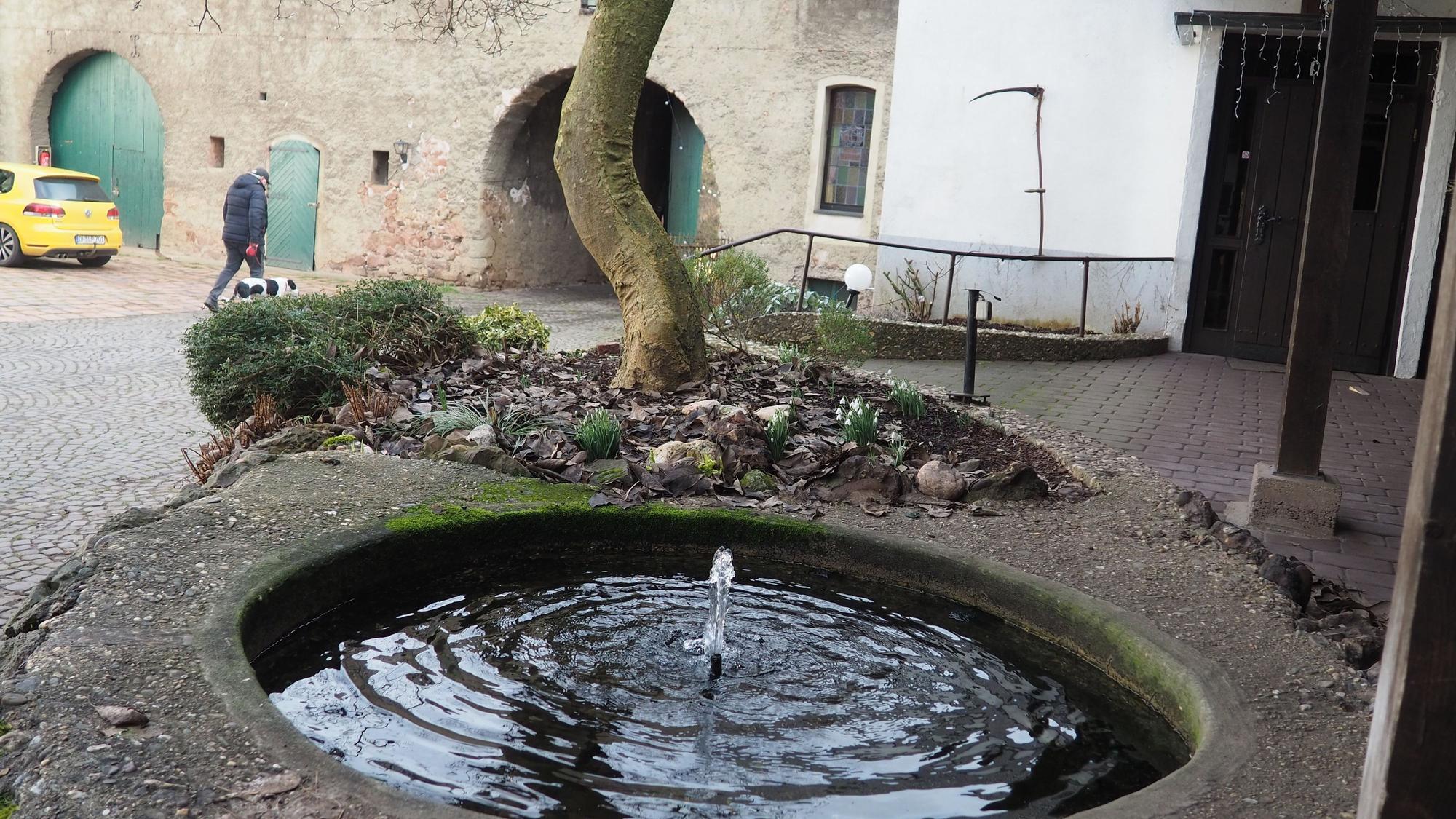 Im Wasserbecken sprudelt ein kleiner Brunnen.