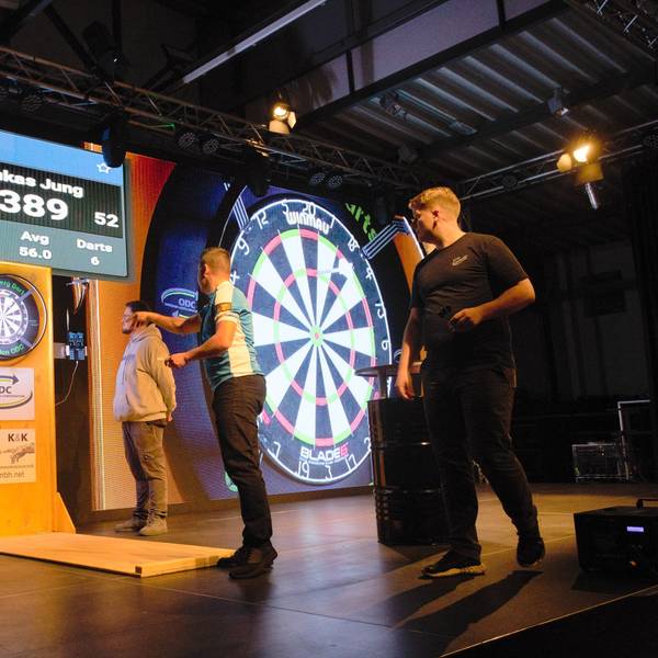 Kleine Scheibe, große Leinwand und großes Publikum: Mit zunächst 60 Startern hat am Freitag die zweite Oberbergische Darts-Challenge begonnen. Austragungsort war erneut die Alte Drahtzieherei in Wipperfürth.