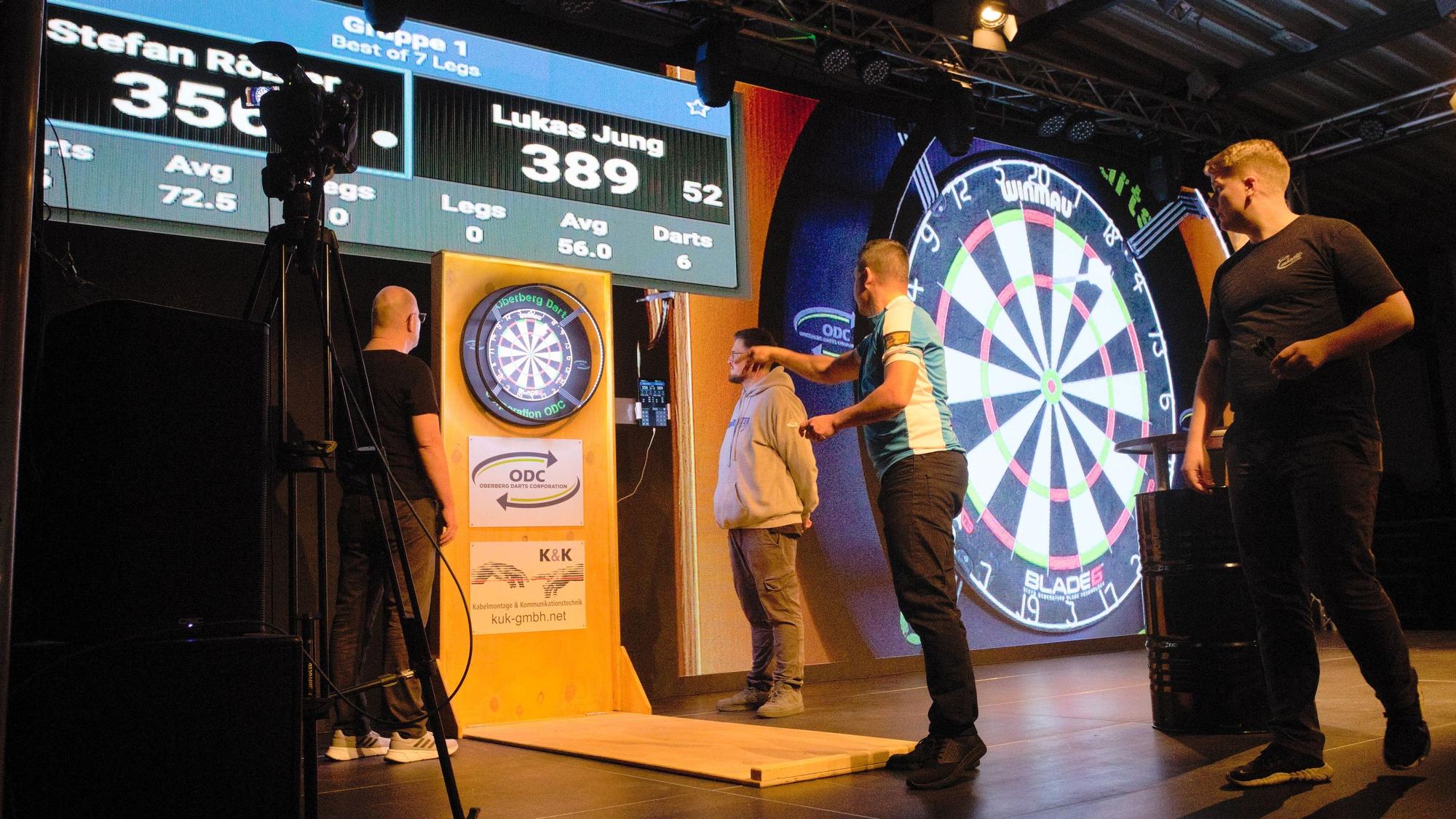 Kleine Scheibe, große Leinwand und großes Publikum: Mit zunächst 60 Startern hat am Freitag die zweite Oberbergische Darts-Challenge begonnen. Austragungsort war erneut die Alte Drahtzieherei in Wipperfürth.
