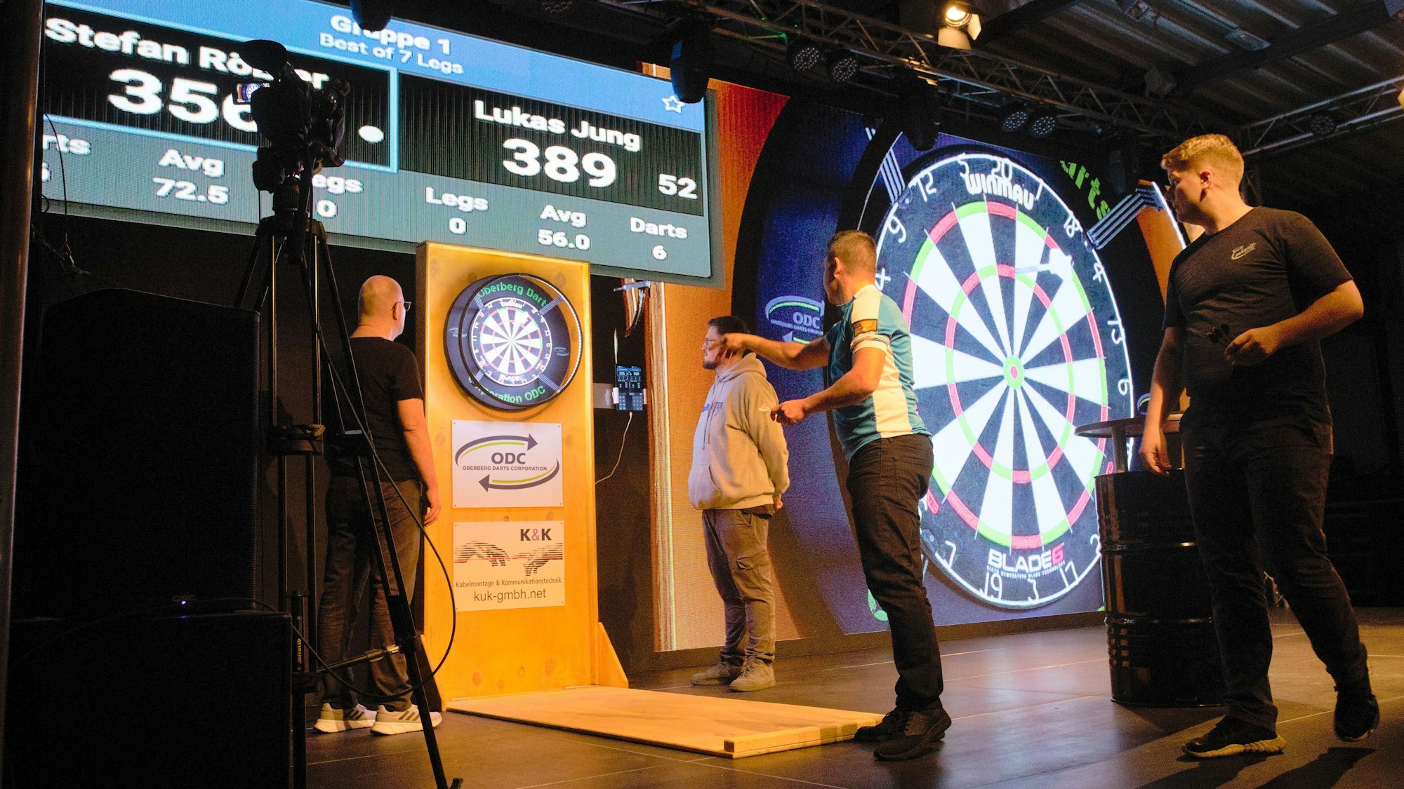 Kleine Scheibe, große Leinwand und großes Publikum: Mit zunächst 60 Startern hat am Freitag die zweite Oberbergische Darts-Challenge begonnen. Austragungsort war erneut die Alte Drahtzieherei in Wipperfürth.
