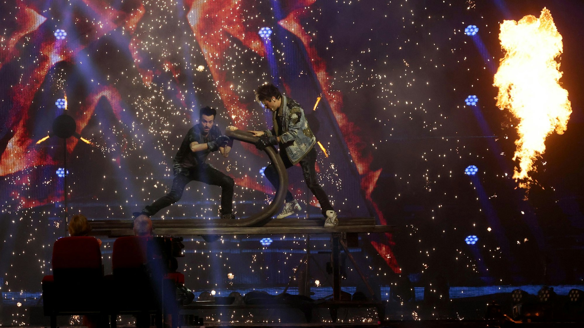 Bahnschienen verbogen die Ehrlich Brothers bei einer ihrer Nummern zu einem eisernen Herzen.