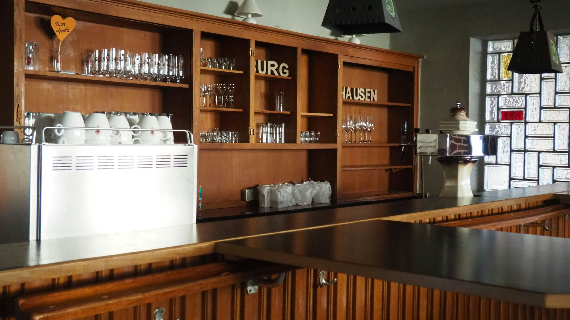 Blick auf den holzgetäfelten Thekenbereich der Gaststätte von Burg Hausen.