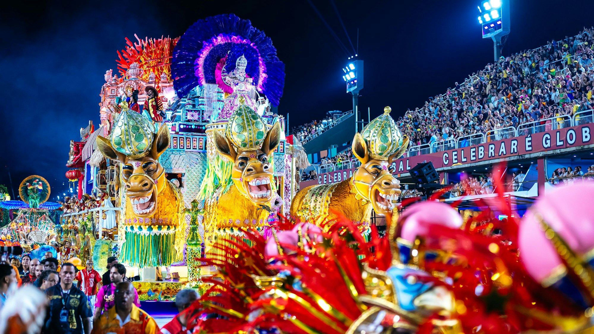 Auch riesige Festwagen brachten die Jecken im Sambódromo zum Staunen.