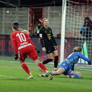 Eileen Campbell erzielt das Tor zum 2:1 gegen Torwart Irina Fuchs / Zweikampf / Spielszene / Aktion / / Fußball Fussball / Bundesliga Damen Frauen Saison 2025/2026 / 20.02.2026 / 1.FC Union Berlin vs. 1.FC Köln / DFL regulations prohibit any use of photographs as image sequences and/or quasi-video / *** Eileen Campbell scores the goal for 2 1 against goalkeeper Irina Fuchs duel Match scene Action Sport Football Soccer Bundesliga Women Season 2025 2026 20 02 2026 1 FC Union Berlin vs 1 FC Köln DFL regulations prohibit any use of photographs as image sequences and or quasi video