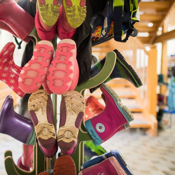Gummistiefel für Kinder stehen in einer Kindertagesstätte. (Symbolbild)