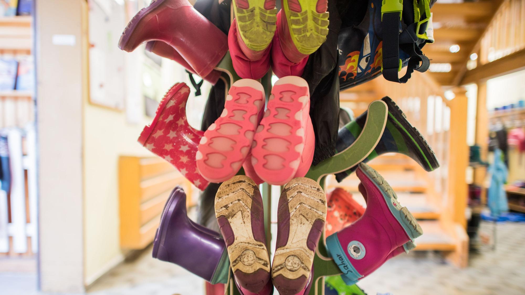 Gummistiefel für Kinder stehen in einer Kindertagesstätte. (Symbolbild)