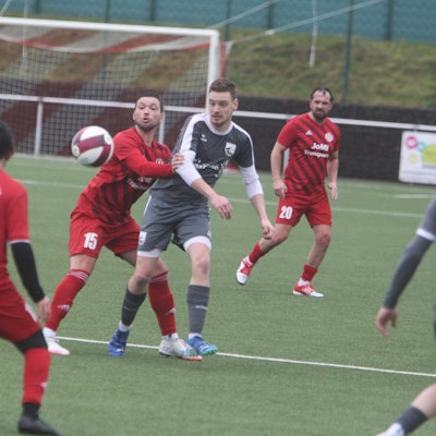 Augen nur für den Ball: Samuel Hoffmann (links) von RW Hütte und Christoph Rödl vom TuS 05 Oberpleis II.