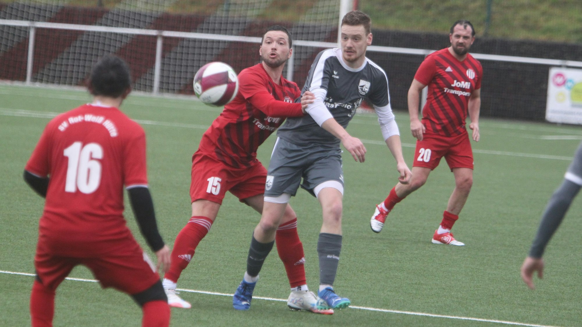 Augen nur für den Ball: Samuel Hoffmann (links) von RW Hütte und Christoph Rödl vom TuS 05 Oberpleis II.
