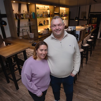 Trennen sich von allem, was zum Hardter Hof gehört: Das Gastwirte-Paar Liberata und Kristijan Palić hat in der Engelskirchener Ortschaft Hardt ein Traditionsgasthaus aufgegeben. Jetzt ist Räumungsverkauf.