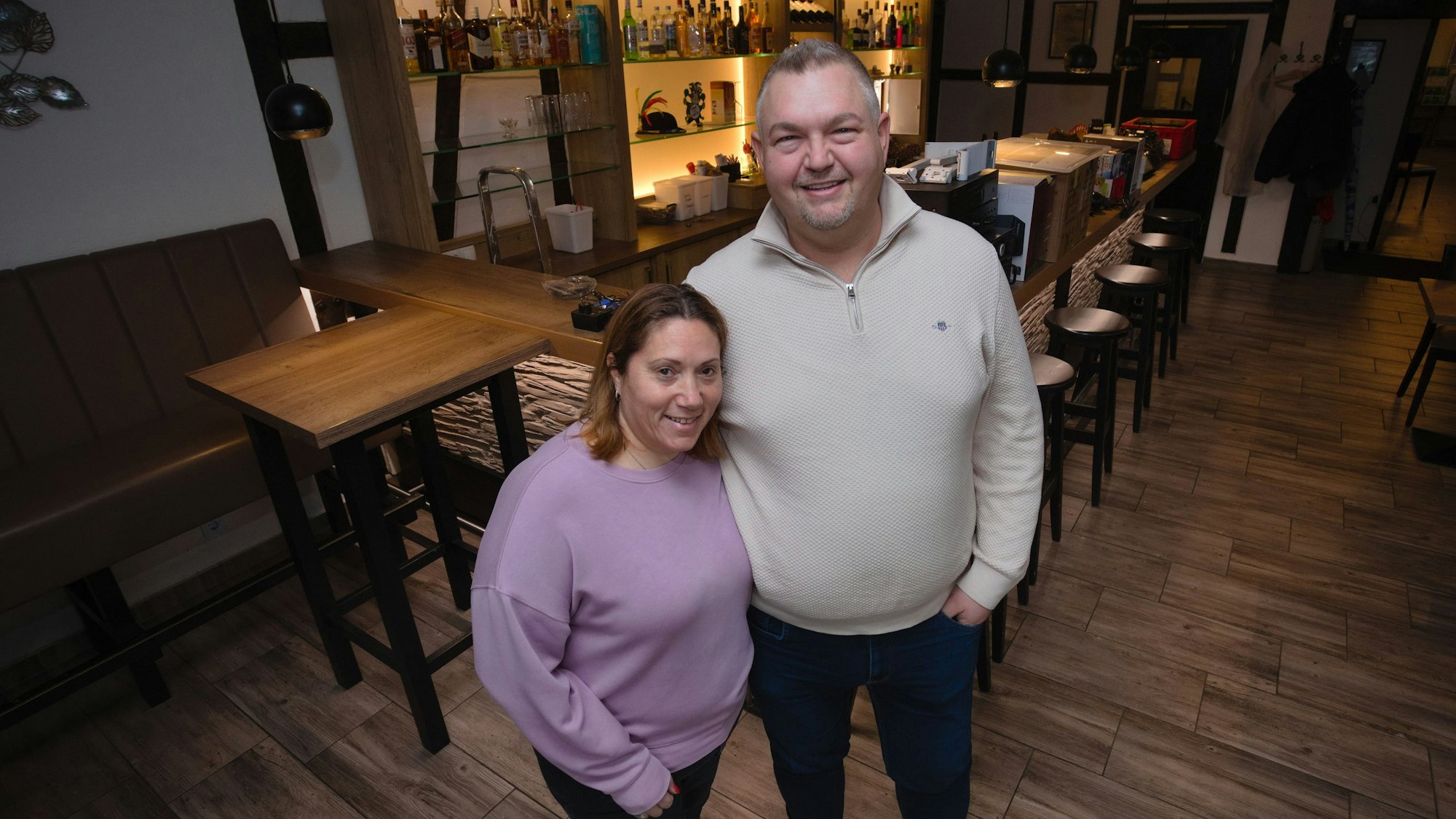 Trennen sich von allem, was zum Hardter Hof gehört: Das Gastwirte-Paar Liberata und Kristijan Palić hat in der Engelskirchener Ortschaft Hardt ein Traditionsgasthaus aufgegeben. Jetzt ist Räumungsverkauf.