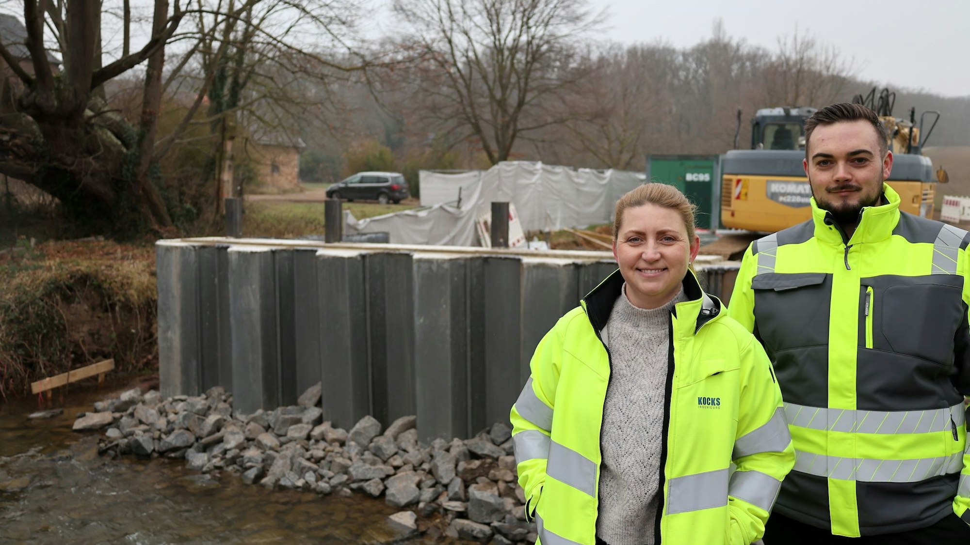 Irma Schmidt und Marvin Pärschke stehen am Veybach nahe der Burg Veynau.