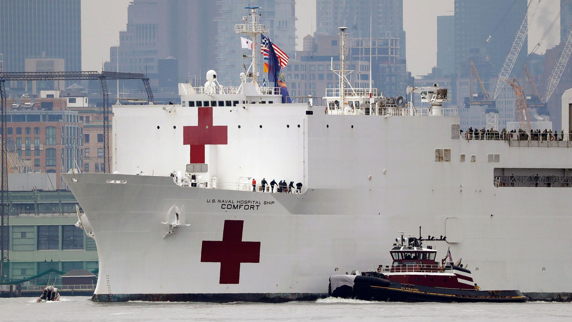 Das Lazarettschiff „USNS Comfort“ der US-amerikanischen Marine kommt im Hafen von New York City an. (Archivbild)
