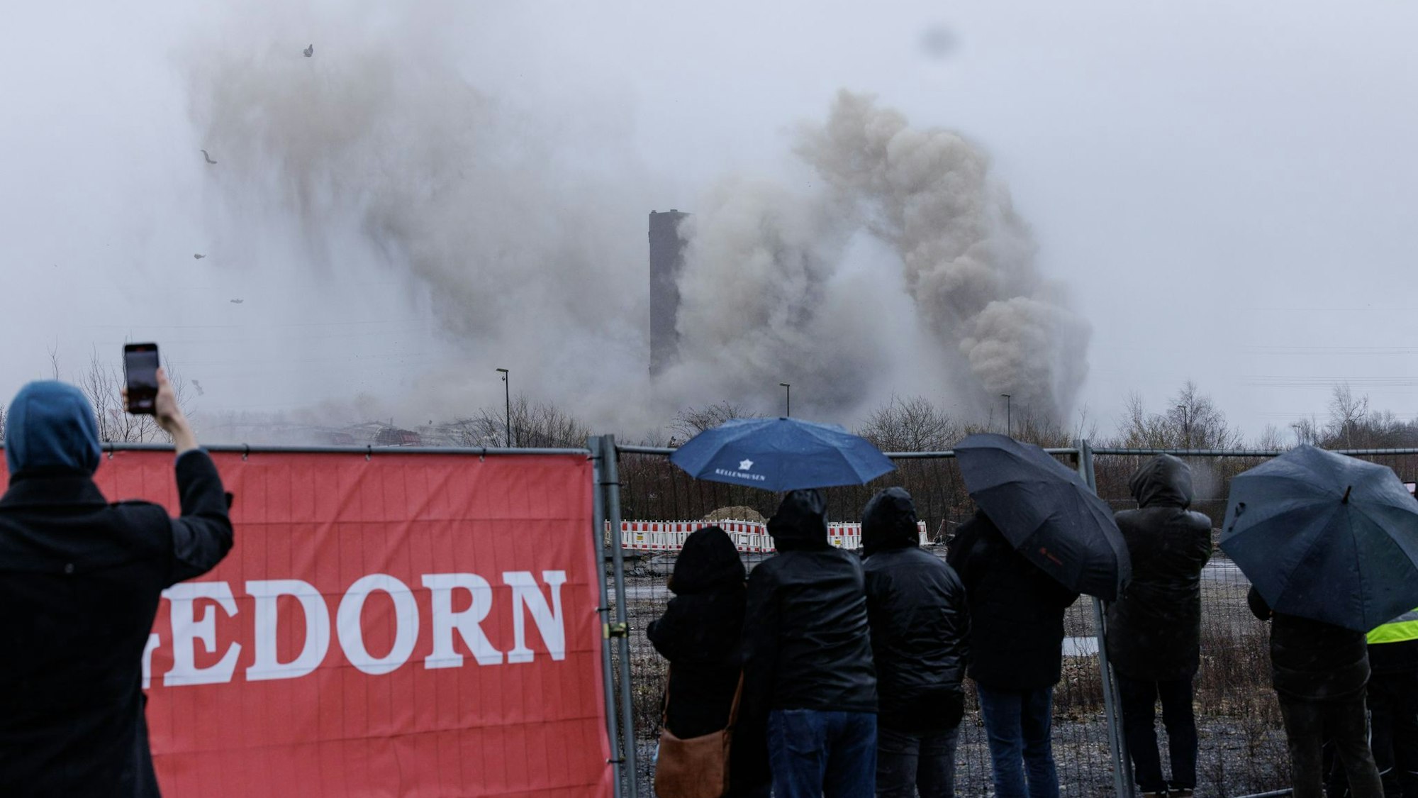 Die zahlreichen Schaulustigen konnten allerdings nur einen Teil des Spektakels sehen, denn die obere Hälfte des Schornsteins war von Nebel und Wolken verdeckt.