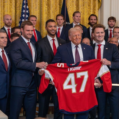 Donald Trump freut sich über den Olympiasieg der USA im Eishockey-Finale gegen Kanada. (Archivbild)