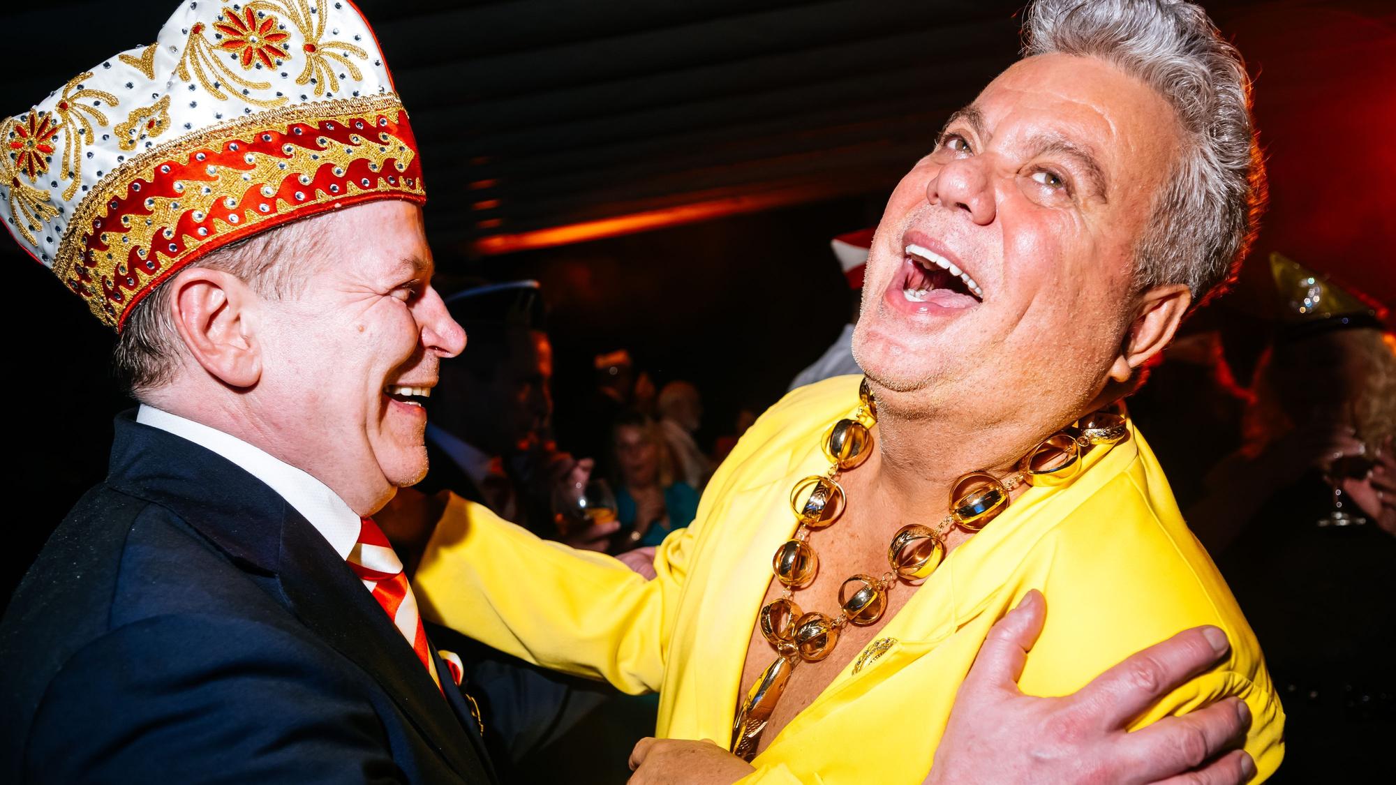 Christoph Kuckelkorn traf auf die brasilianische Karnevalsikone Milton Cunha (r.). Der Designer und Kommentator arbeitet eng mit der LIESA zusammen.