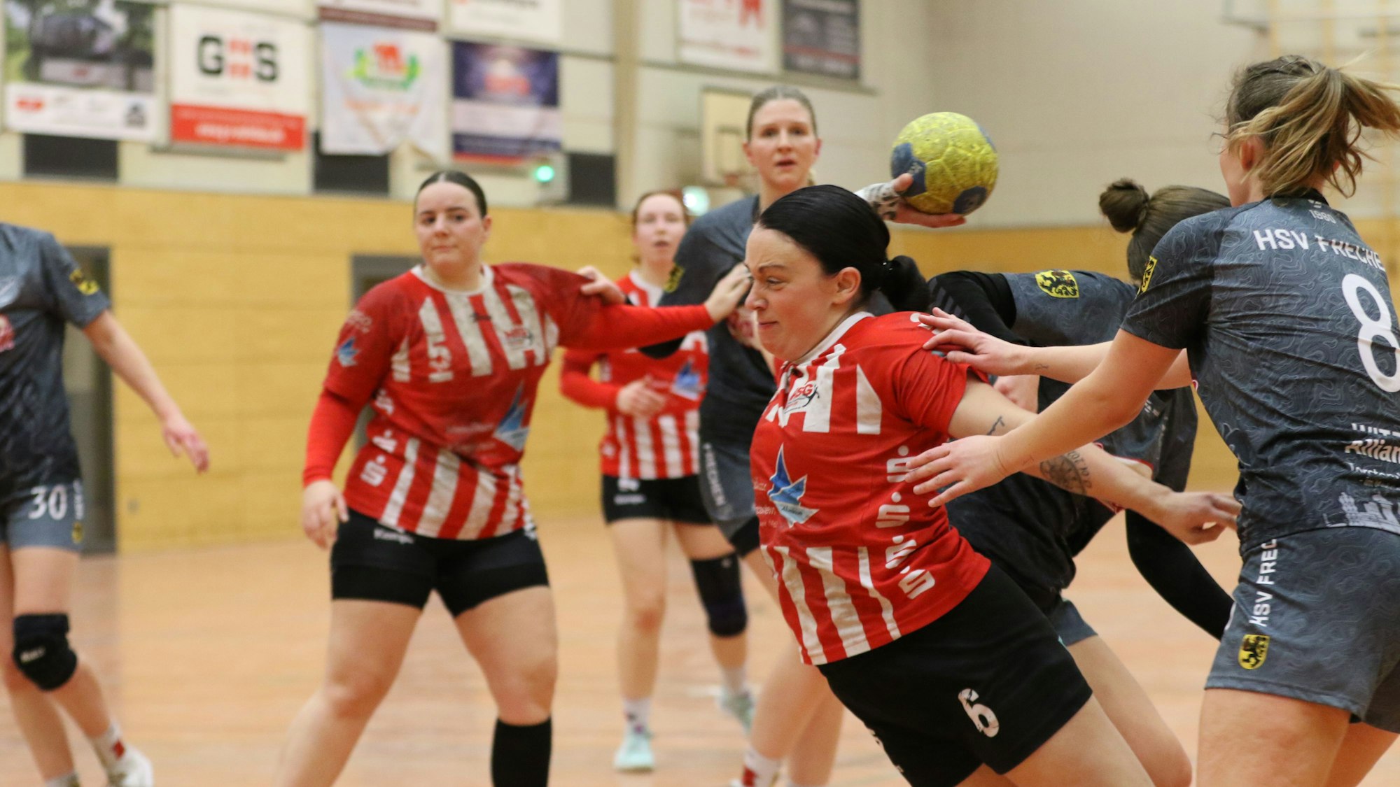 Svenja Bank wird von einer Abwehrspielerin regelwidrig gestoppt.