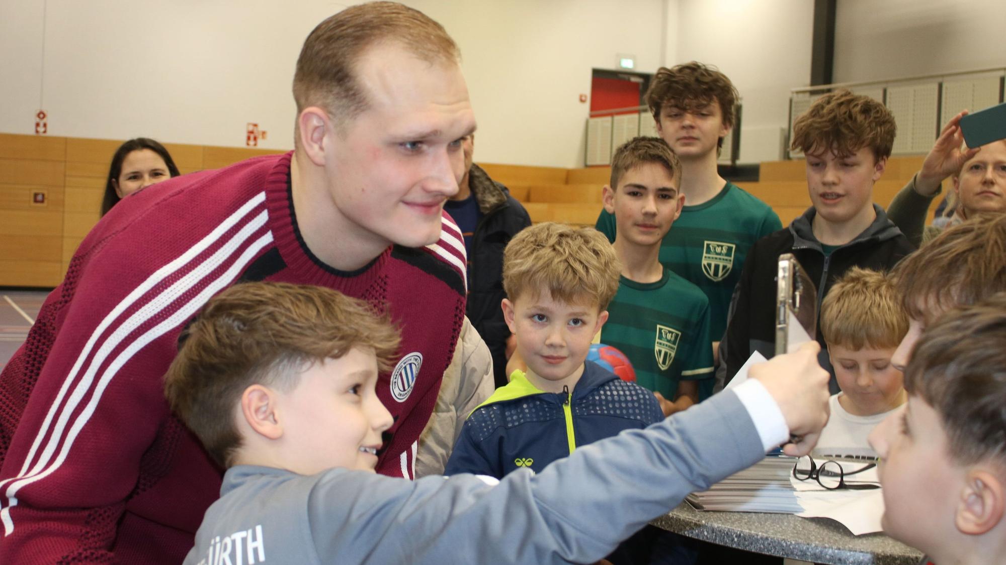 Ein Junge macht ein Selfie mit dem National-Torhüter.