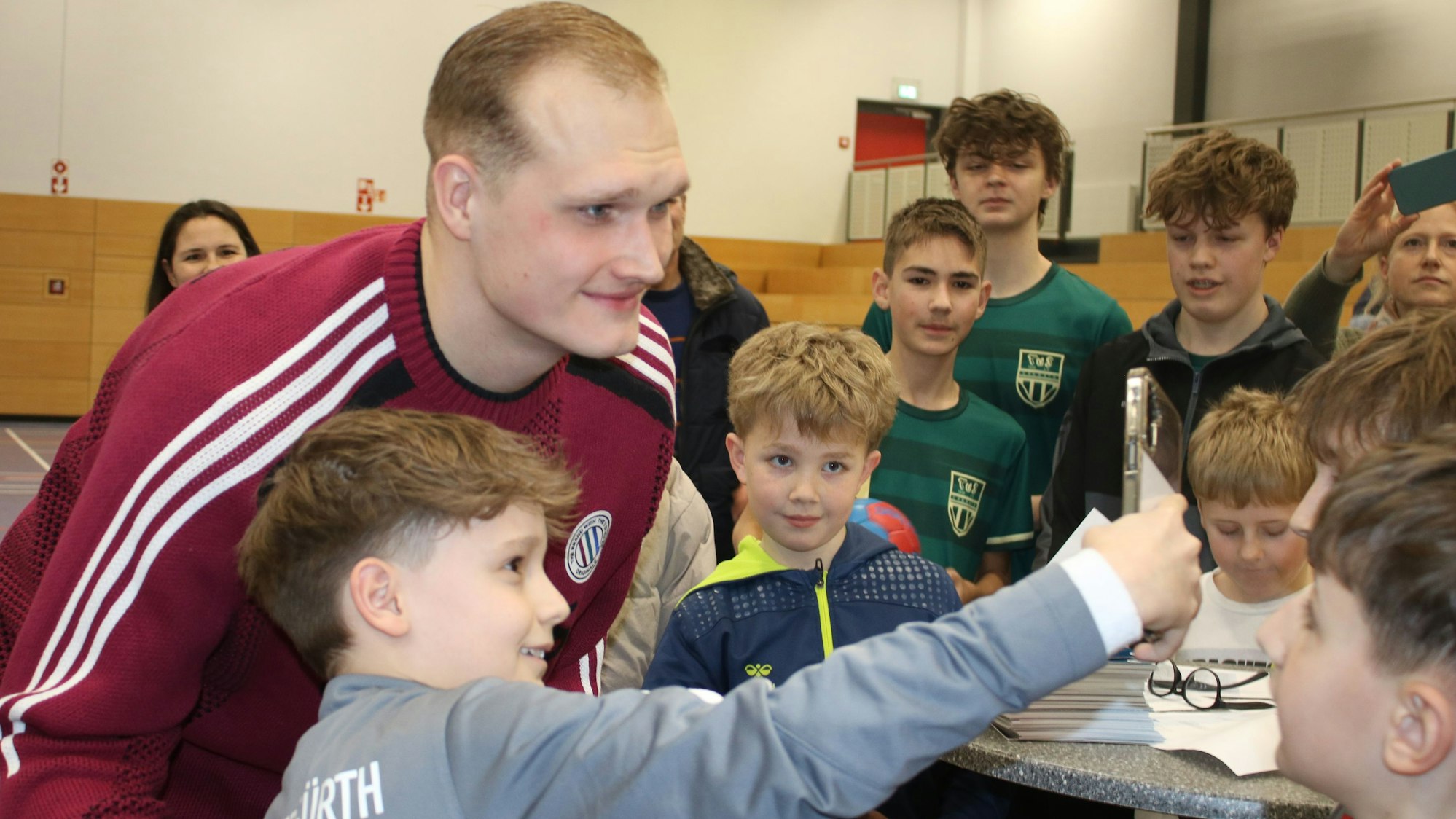Ein Junge macht ein Selfie mit dem National-Torhüter.