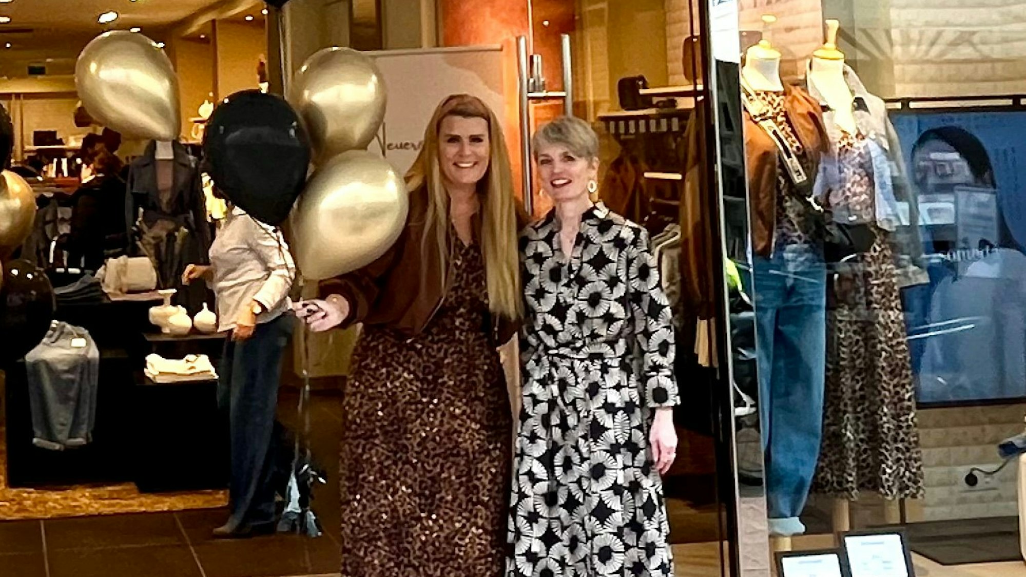 Zu sehen sind Anna Janisch und Bianca Platz vor dem neuen Geschäft.