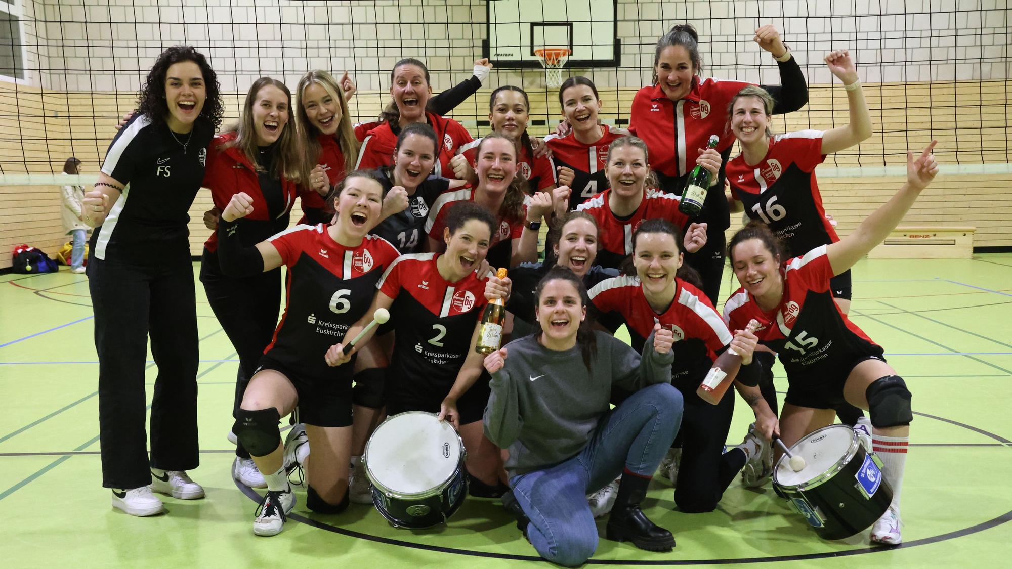 Die Spielerinnen jubeln mit geballten Fäusten.