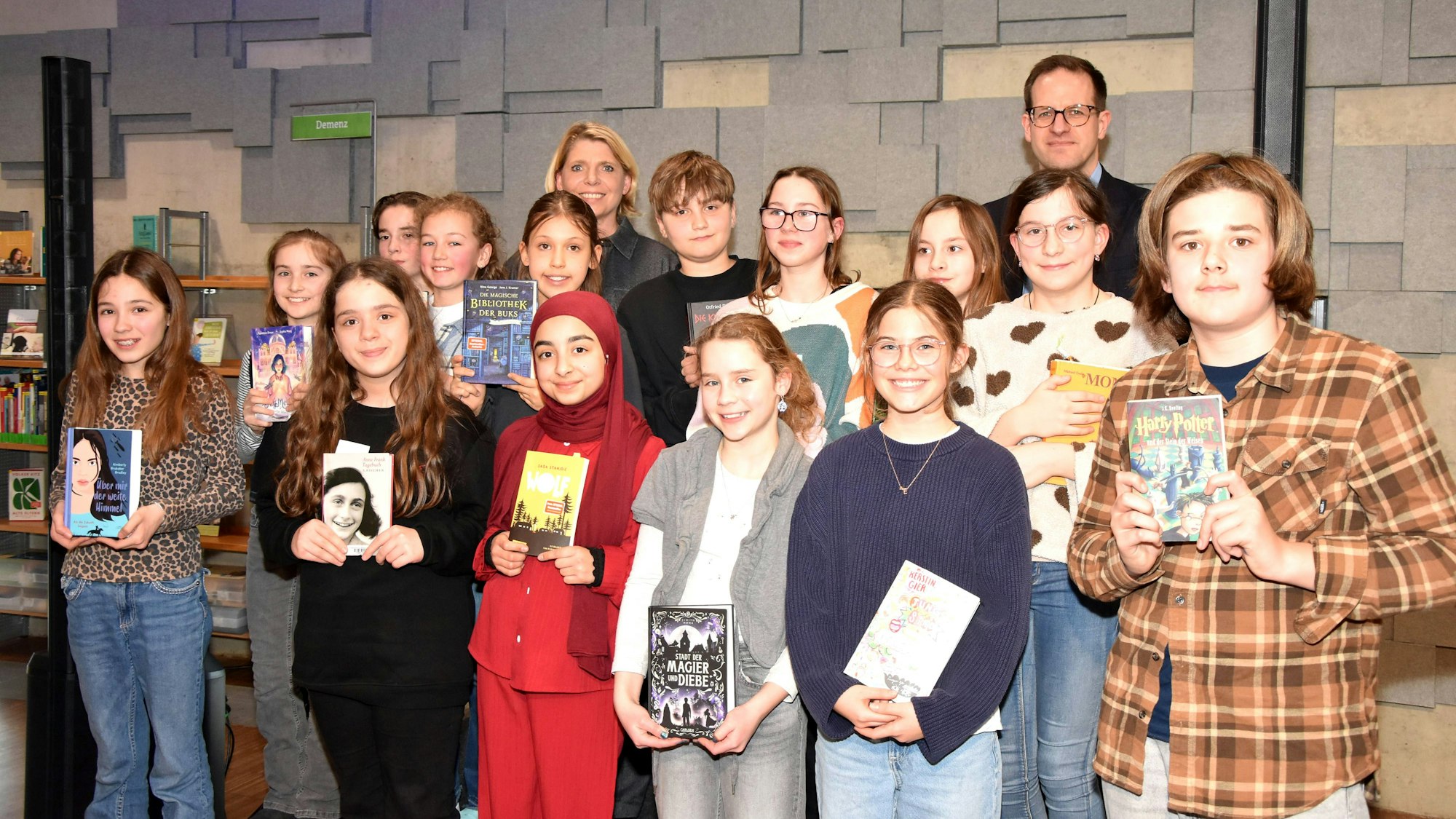 14 Kinder und einige Erwachsene haben sich fürs Gruppenfoto aufgestellt.