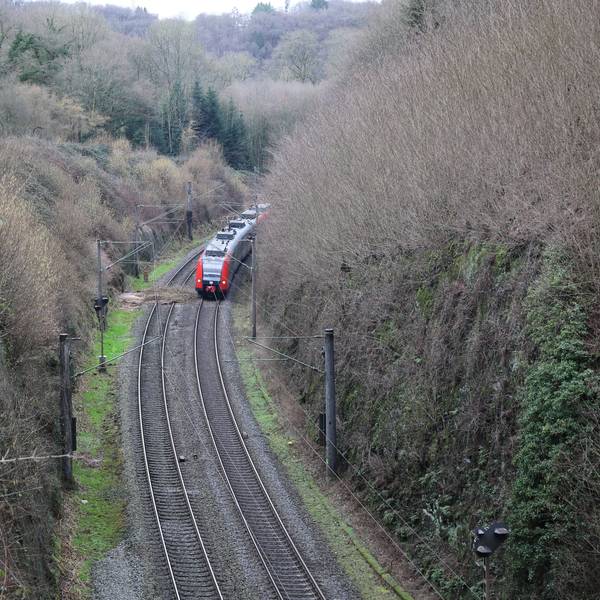 Die Siegtalstrecke der Deutschen Bahn ist durch einen Hangrutsch eingleisig gesperrt.