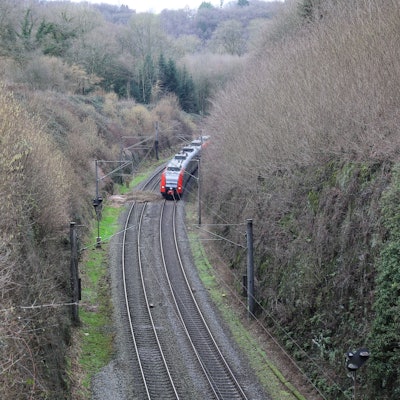 Die Siegtalstrecke der Deutschen Bahn ist durch einen Hangrutsch eingleisig gesperrt.