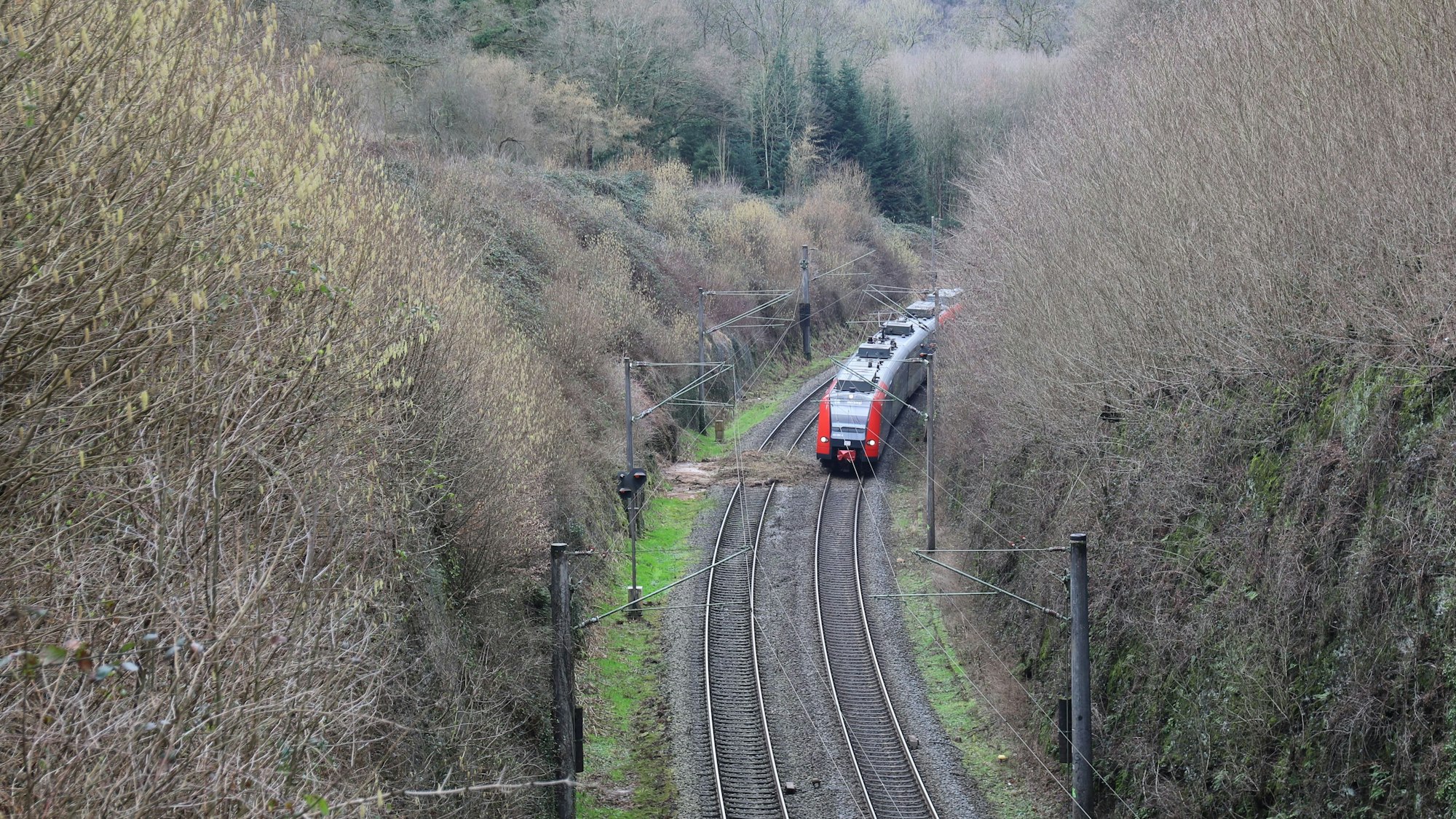 Die Siegtalstrecke der Deutschen Bahn ist durch einen Hangrutsch eingleisig gesperrt.