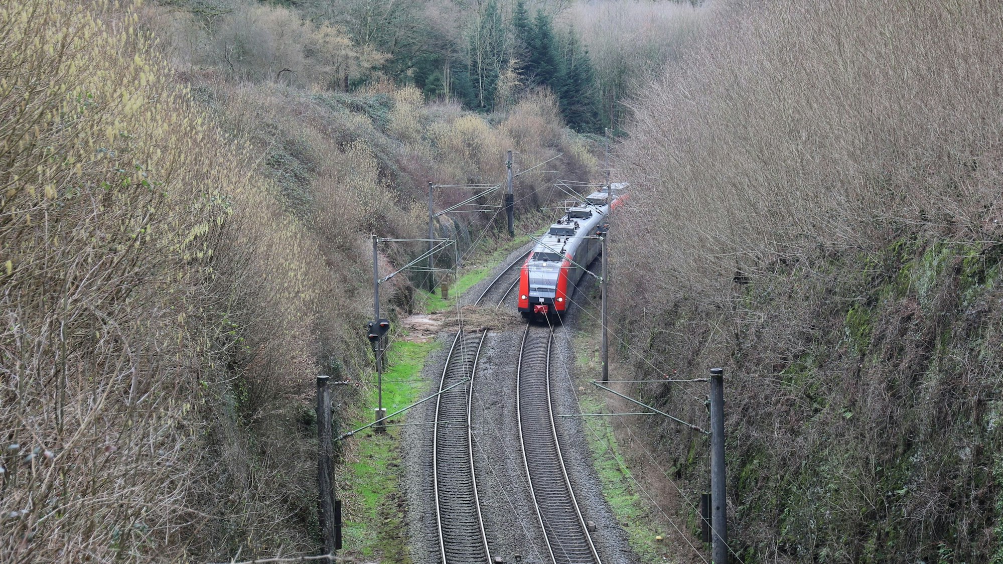 Die Siegtalstrecke der Deutschen Bahn ist durch einen Hangrutsch eingleisig gesperrt.