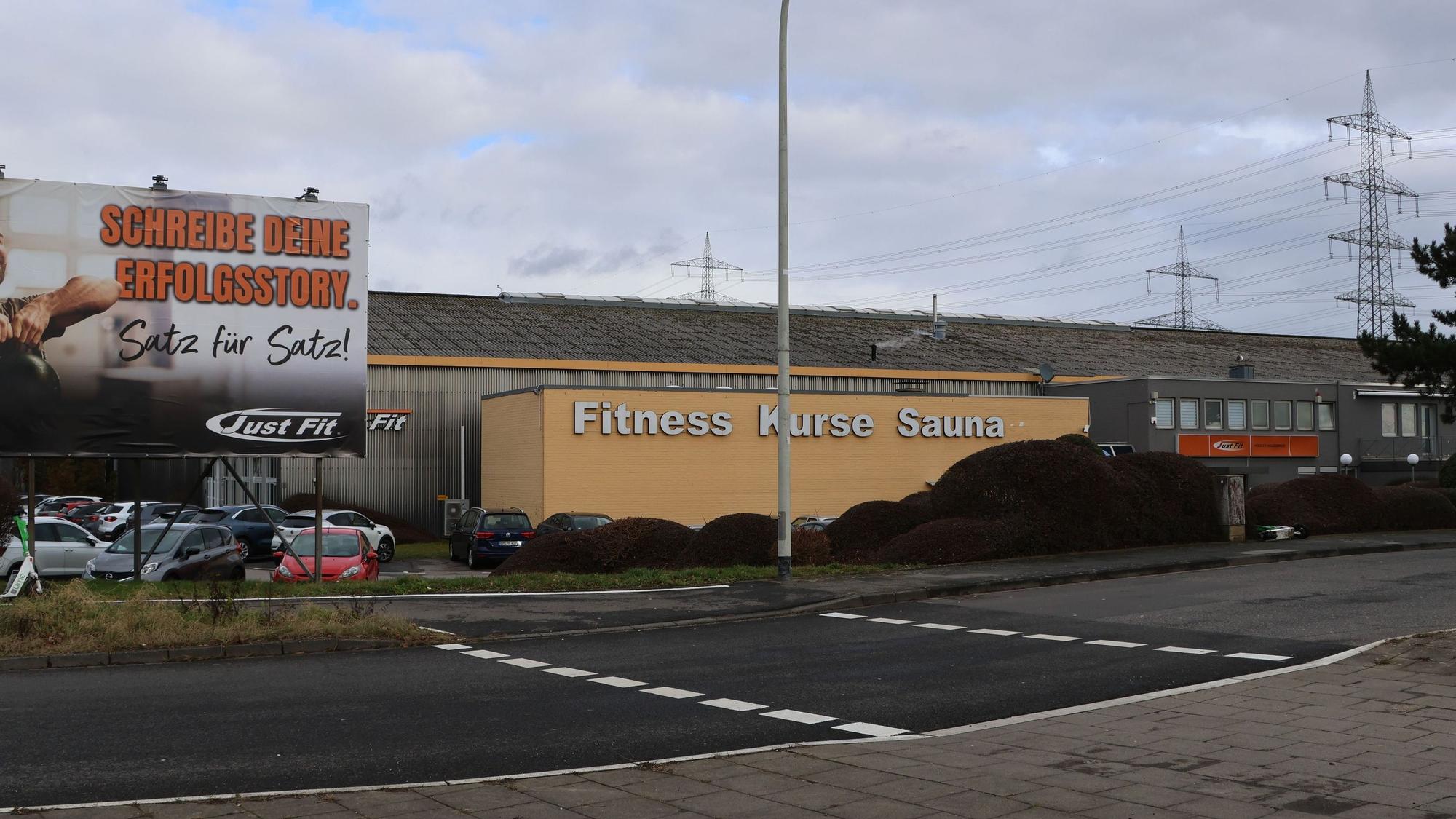 Auf dem Bild ist das Gebäude eines Fitnessstudios in einem Gewerbegebiet zu sehen.