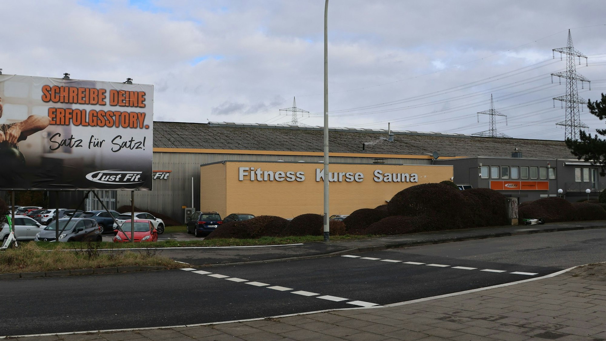 Auf dem Bild ist das Gebäude eines Fitnessstudios in einem Gewerbegebiet zu sehen.
