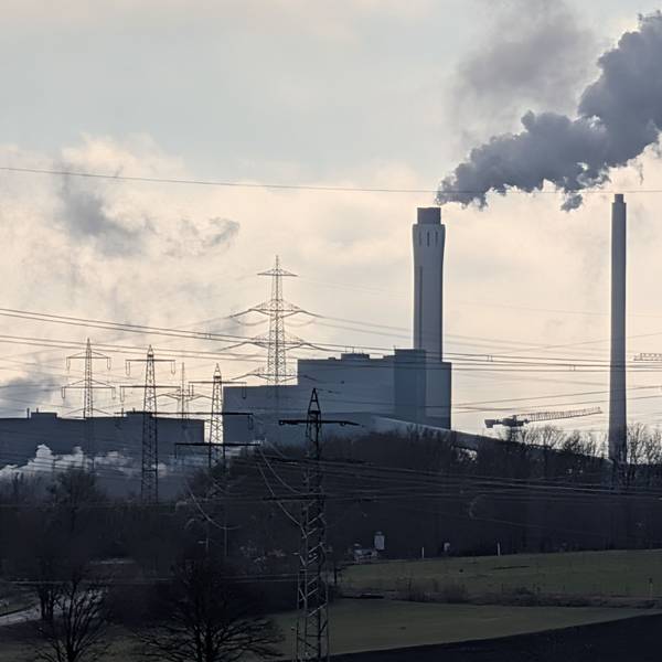 Das Foto zeigt das Goldenbergkraftwerk auf dem Knapsacker Hügel aus einiger Distanz.
