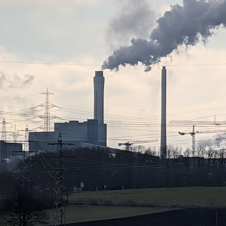 Das Foto zeigt das Goldenbergkraftwerk auf dem Knapsacker Hügel aus einiger Distanz.