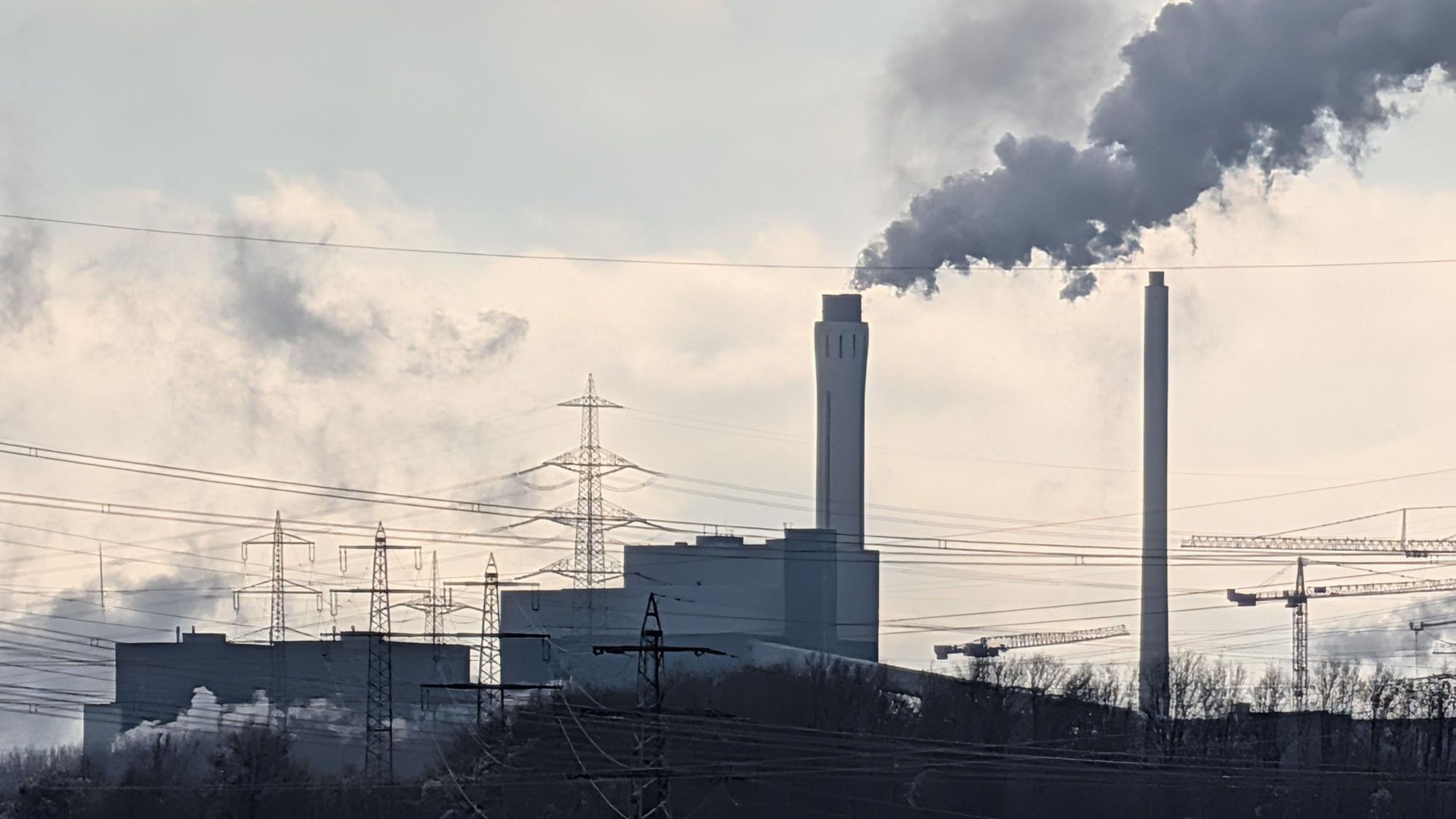 Das Foto zeigt das Goldenbergkraftwerk auf dem Knapsacker Hügel aus einiger Distanz.