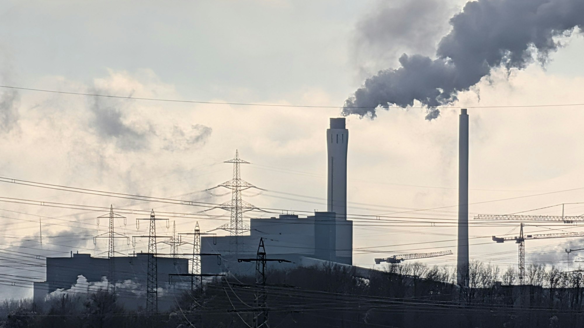 Das Foto zeigt das Goldenbergkraftwerk auf dem Knapsacker Hügel aus einiger Distanz.
