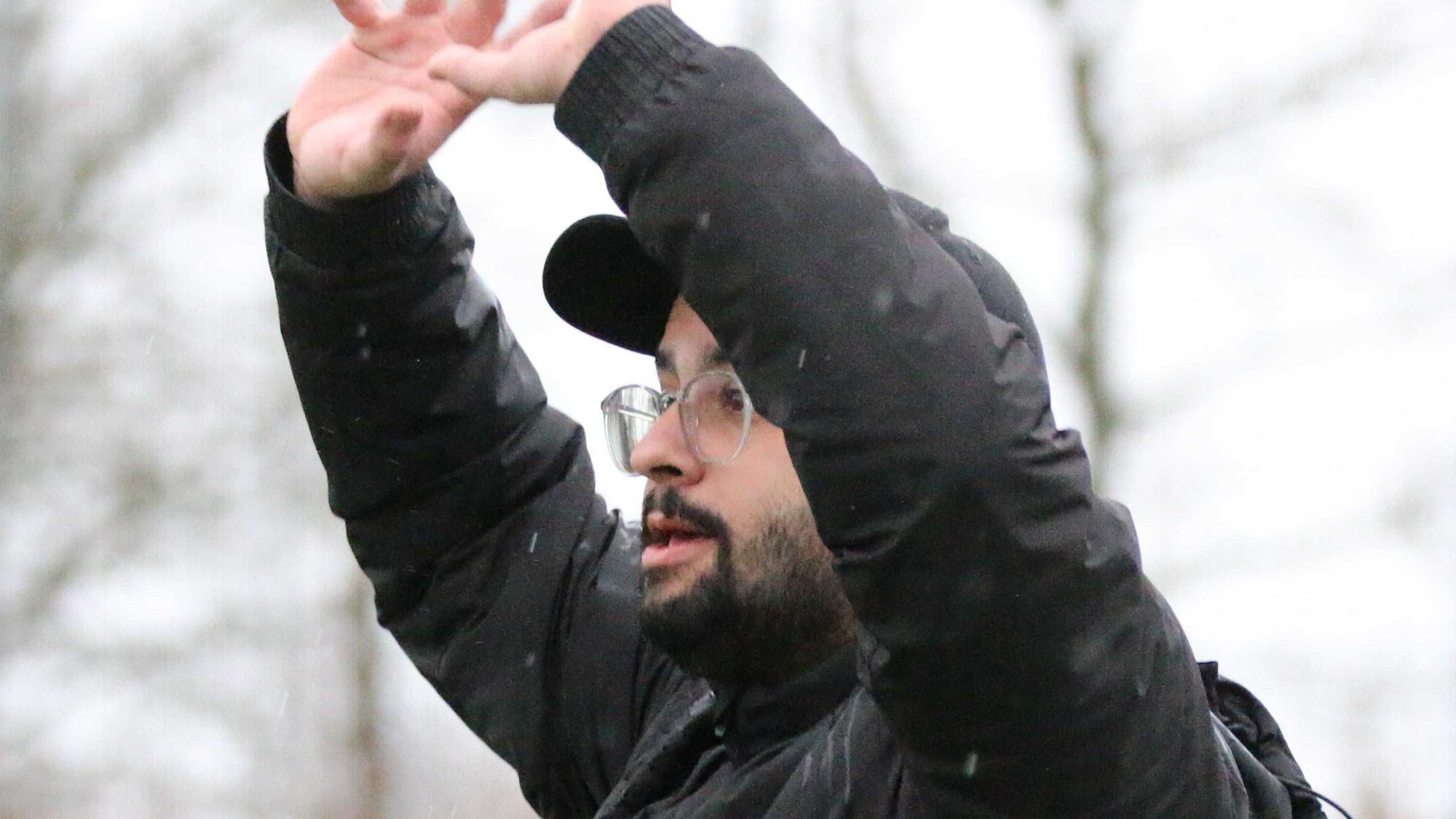 Bessenichs Trainer Can Celik hebt die Arme.