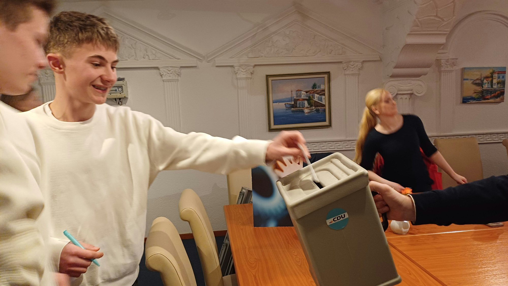 Jugendliche an einer Wahlurne