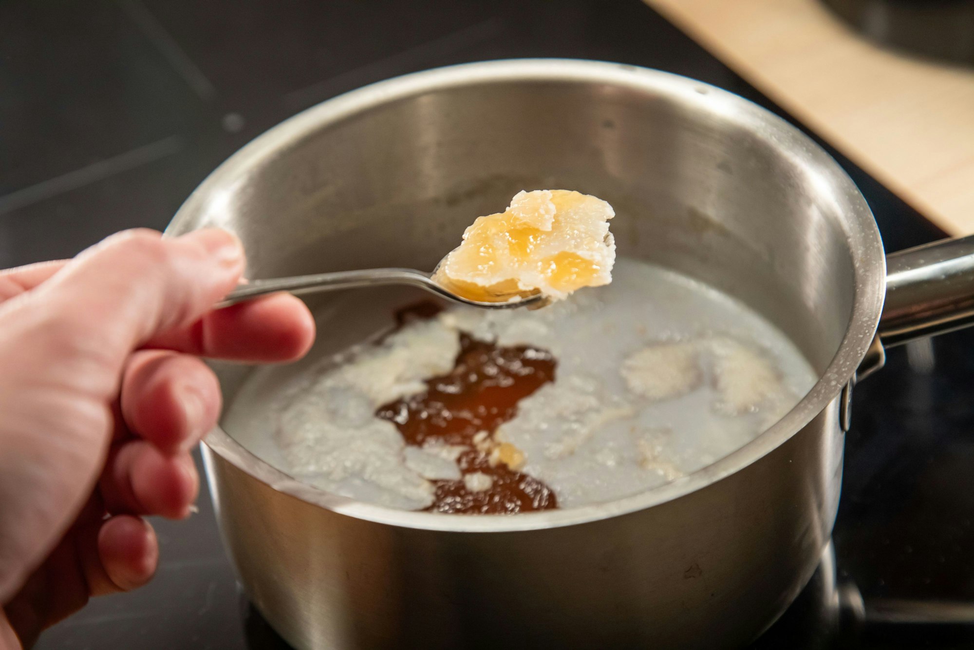 Gute Alternative: Brühe abkühlen lassen und das Fett mit einem Löffel abnehmen.