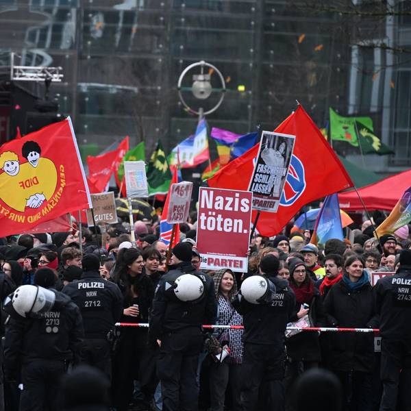 Demonstranten protestieren vor dem Dortmunder Rathaus gegen eine Rede des Thüringer AfD-Chefs Höcke.