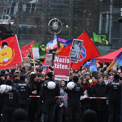 Demonstranten protestieren vor dem Dortmunder Rathaus gegen eine Rede des Thüringer AfD-Chefs Höcke.