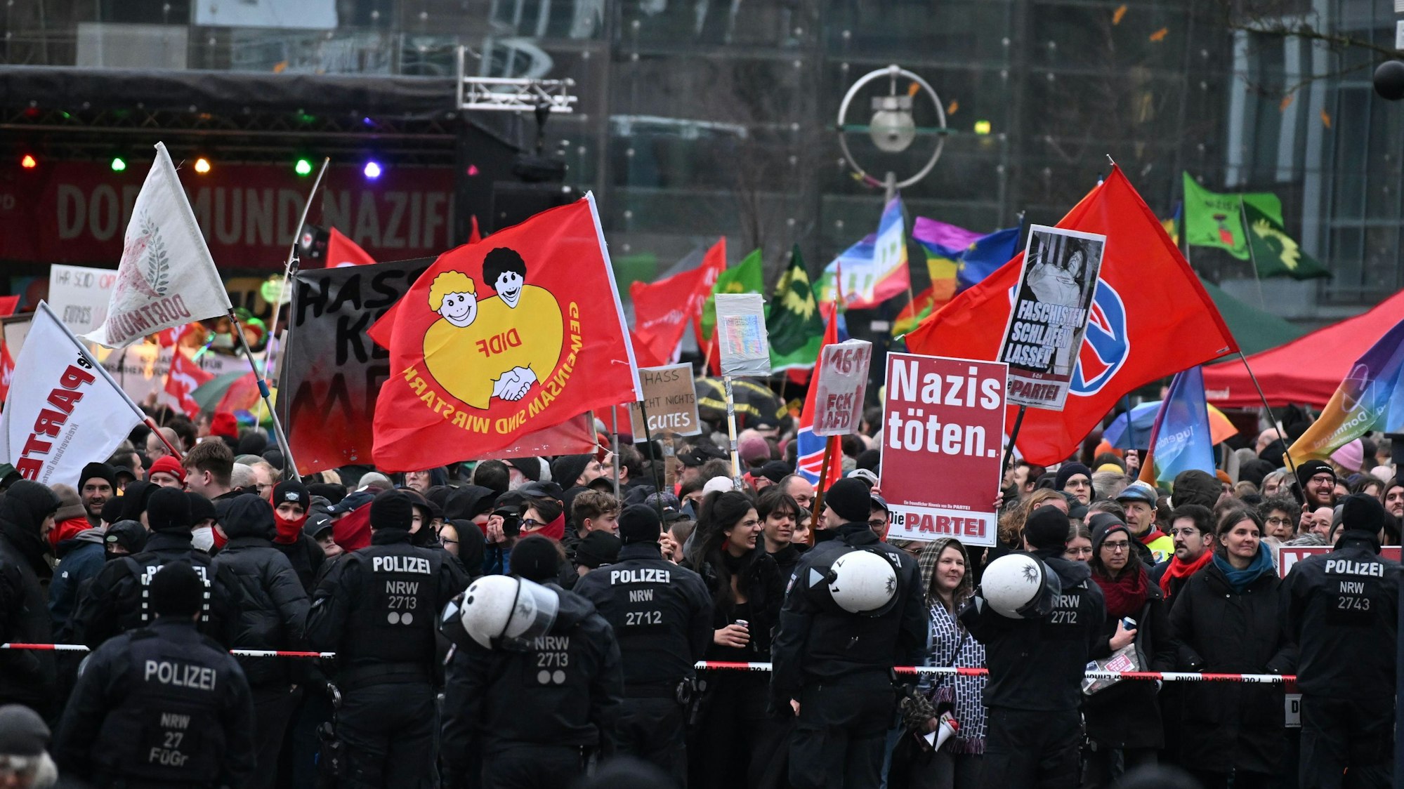 Demonstranten protestieren vor dem Dortmunder Rathaus gegen eine Rede des Thüringer AfD-Chefs Höcke.