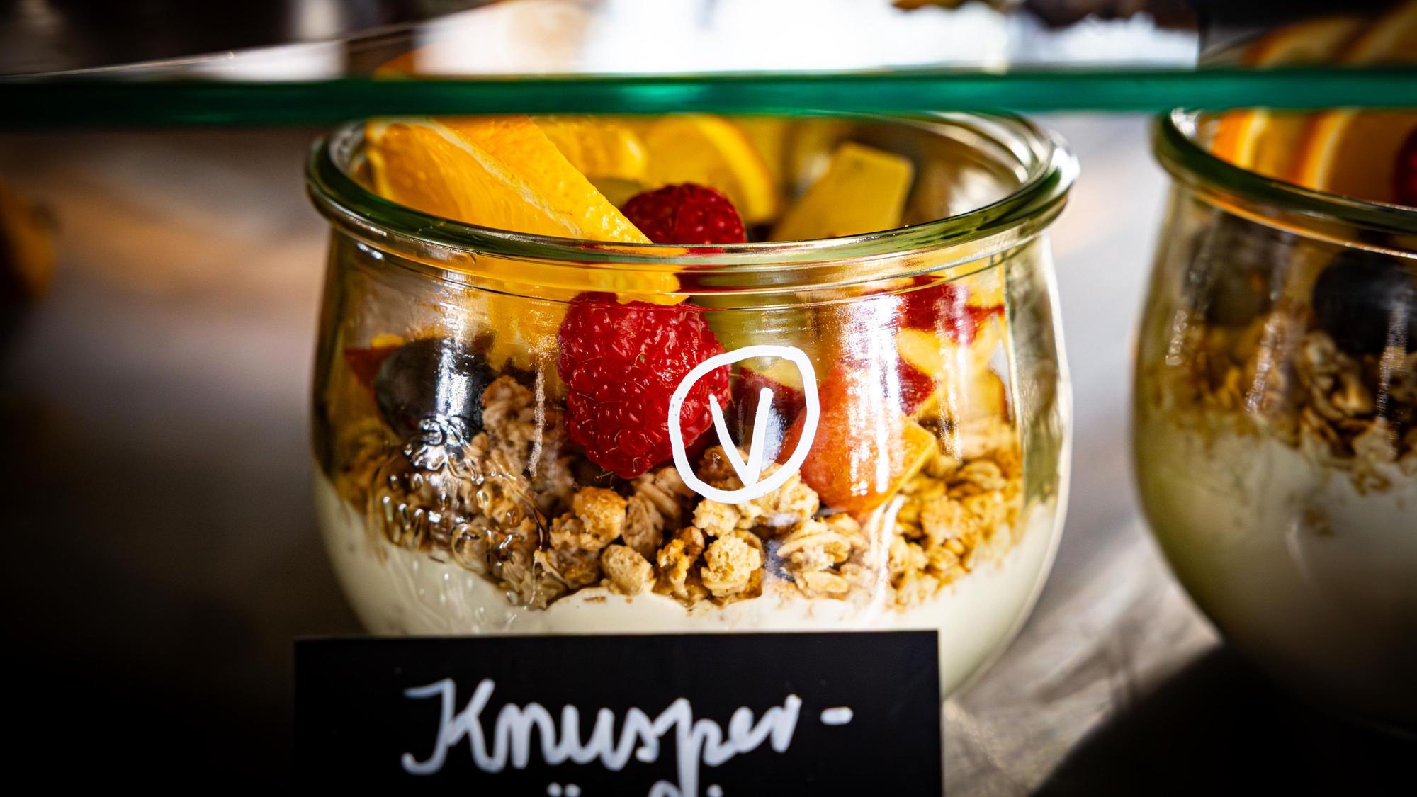 Zum Speisenangebot des „Kaufmannsladen“ zählt Knuspermüsli mit Joghurt und Früchten.