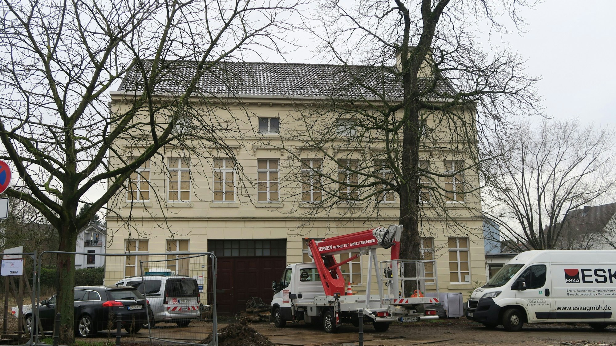 Ein altes Gebäude steht hinter einem Bauzaun.